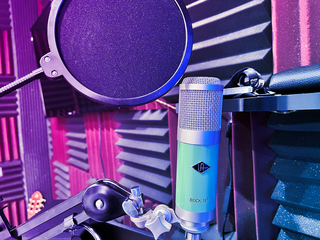 profesjonalny mikrofon UAD Bock 187 do nagrywania konkretnych brzmień