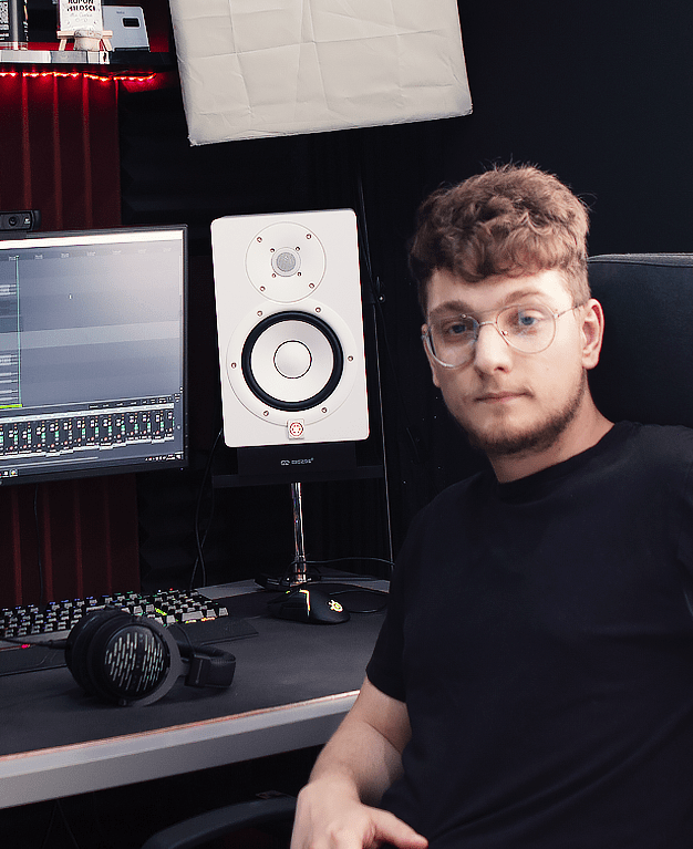 MIXEDBYKRX Moja twarz. Okulary, broda i wąsy. Yamaha HS7 studio