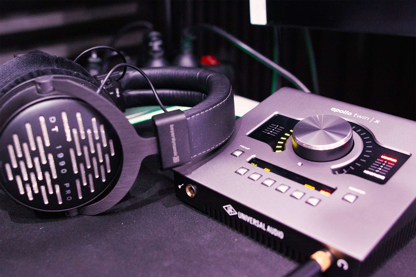 Audio Interface Apollo Twin X USB and BeyerDynamic DT 1990 PRO for mixing and mastering